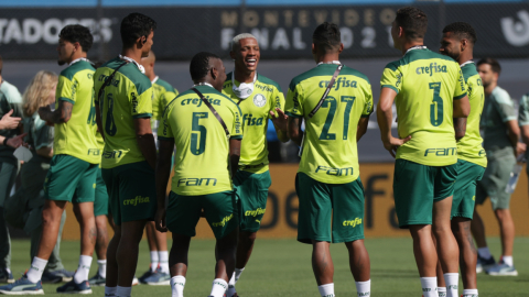 Jugadores de Palmeiras hablan en el campo durante su visita al estadio Centenario en Montevideo, el 26 de noviembre de 2021.