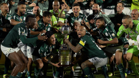 Los jugadores de Palmeiras levantan el trofeo de la Copa Libertadores 2021, alcanzado el 27 de noviembre.