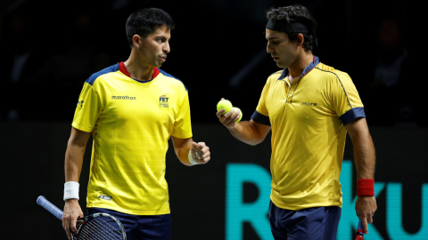 Gonzalo Escobar (izq) y Diego Hidalgo, durante el partido ante Rusia en la Copa Davis, en Madrid, el 27 de noviembre de 2021.