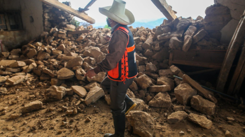 El presidente de Perú, Pedro Castillo, en la zona del terremoto el 28 de noviembre de 2021.