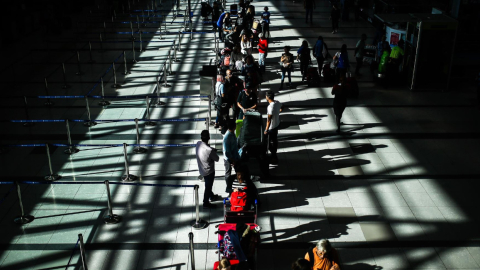 Pasajeros usan tapabocas para protegerse del coronavirus mientras transitan por el Aeropuerto Internacional de Ezeiza, en Buenos Aires (Argentina).