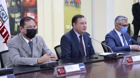 El presidente del COE, Juan Zapata (centro), durante una rueda de prensa, el 30 de noviembre de 2021.