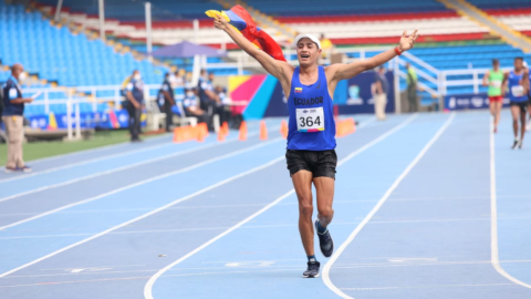 David Hurtado festeja su victoria en los 20.000 metros marcha en los Juegos Panamericanos Junior de Cali, este miércoles 1 de diciembre de 2021. 