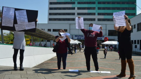 Pacientes y familiares exigen al Gobierno la entrega de medicamentos, el 1 de diciembre de 2021 en Cuenca. 