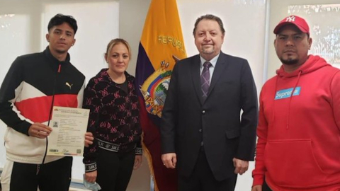 Diego Almeida (i), con el registro de nacionalidad ecuatoriana, el 27 de noviembre de 2021, en Barcelona.