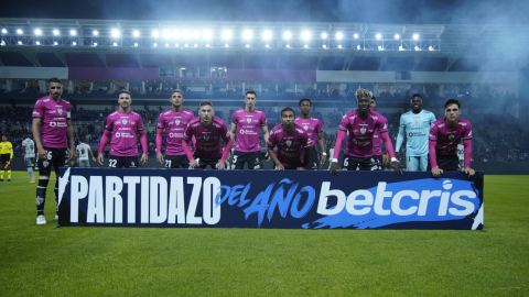 Los jugadores de IDV se forman antes del partido ante Emelec, en el estadio Banco Guayaquil, el 20 de noviembre de 2021.