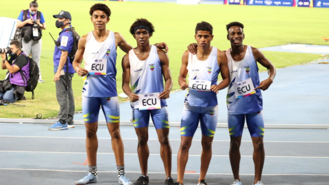 Los velocistas ecuatorianos sonríen tras coronarse campeones en la prueba masculina de 4x400, en 3 de diciembre de 2021.