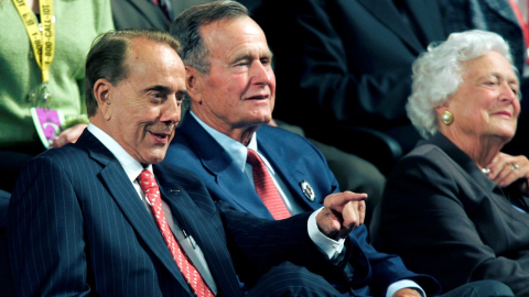 El exsenador republicano Bob Dole junto al expresidente George Bush, en un evento del 31 de agosto de 2004.