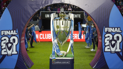 El trofeo de la LigaPro 2021 durante su presentación oficial en el Estadio Banco Guayaquil, el domingo 5 de diciembre de 2021.