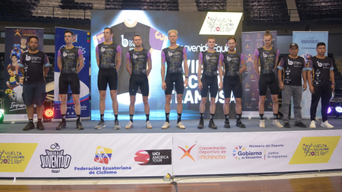 Presentación del equipo Vie 13 Factory de Estados Unidos previo al inicio de la Vuelta al Ecuador 2021, el 7 de diciembre.