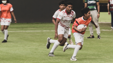 Niños de la escuela de rugby 'Cóndores de Mónaco' en el estadio de IDV, en Sangolquí, el 7 de diciembre de 2021.