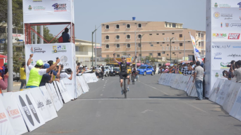 Jean Michel Lachance festeja su victoria en la Etapa 1 de la Vuelta al Ecuador, el miércoles 8 de diciembre de 2021. 