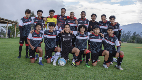 El equipo de Cuniburo FC, en el predio del club, en Puembo. 