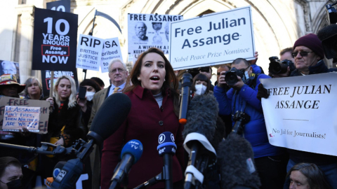 Stella Moris, pareja de Julian Assange, dio declaraciones afuera de la Corte de Londres, el 10 de diciembre de 2021.