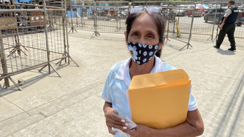 Fresia Salinas, de 64 años, acude a la Penitenciaría con la boleta de libertad de su hijo, Guayaquil, 9 de diciembre de 2021.