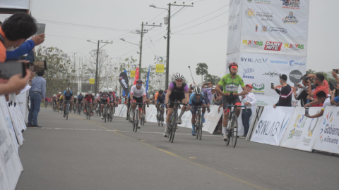 Sebastián Novoa festeja su victoria en la Etapa 3 de la Vuelta al Ecuador, el viernes 10 de diciembre de 2021. 