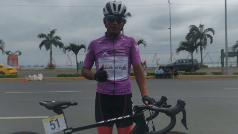 Sebastián Caicedo sonríe previo al inicio de la Etapa 3 de la Vuelta al Ecuador, en Manta, el 10 de diciembre de 2021.