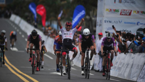 Santiago Montenegro, del Best PC, festeja su victoria en el sprint de la Etapa 4 de la Vuelta al Ecuador, el sábado 11 de diciembre de 2021. 