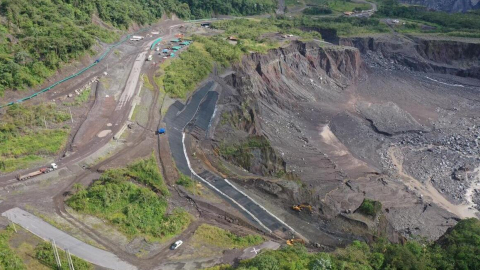 Imagen aérea de la erosión lateral en la zona de Piedra Fina, en Napo, el 11 de diciembre de 2021. 