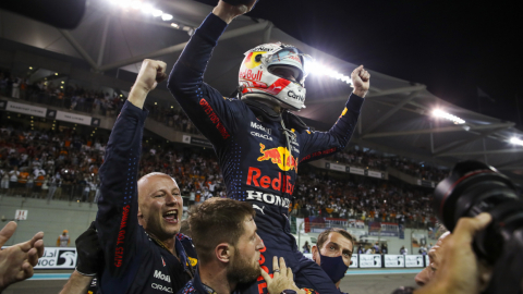 El neerlandés Max Verstappen festeja el título de campeón mundial de F1, después de ganar el Gran Premio de Abu Dabi, el domingo 12 de diciembre de 2021. 