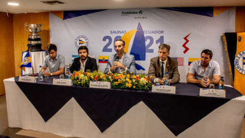 Autoridades del Yacht Club de Salinas presentando el Sudamericano de Vela Lightning, el 9 de diciembre de 2021.