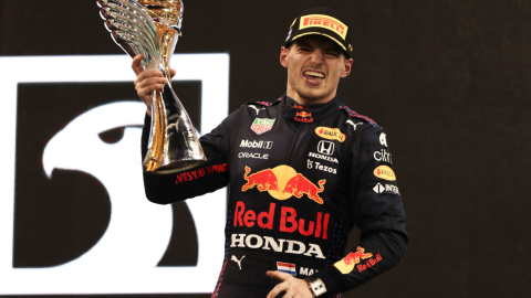 El neerlandés Max Verstappen festeja el título de campeón mundial de F1, después de ganar el Gran Premio de Abu Dabi, el domingo 12 de diciembre de 2021.