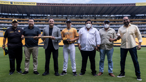 Los directivos de Barcelona y Club Oriente posan en el Estadio Banco Pichincha luego de firmar el convenio para sumar el béisbol a sus disciplinas, el 30 de octubre de 2021.