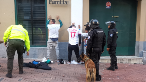 Policías capturan a dos presuntos delincuentes en Quito, el 26 de octubre de 2021.