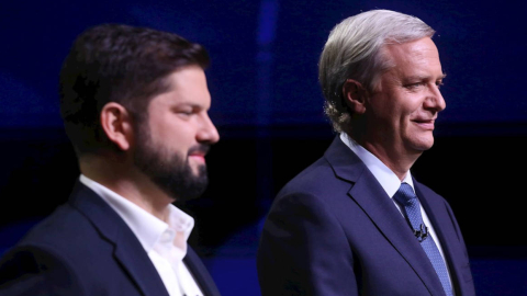 El candidato por el Frente Amplio, Gabriel Boric (i) y el candidato por el Partido Republicano, José Antonio Kast (d) en el debate presidencial del 13 de diciembre de 2021.