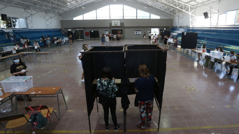 Vista general de un centro de votación en la comuna de La Reina de cara, Santiago, en la segunda vuelta presidencial de Chile, el 19 de diciembre de 2021.