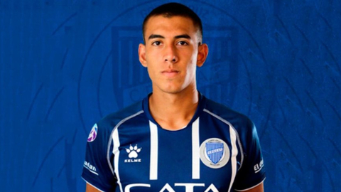 Zaid Romero posa con la camiseta de Godoy Cruz de Argentina, club dueño de sus derechos deportivos.