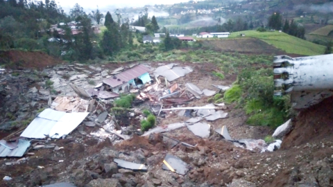 Un socavón destruye parte de la vía del barrio Tambán, en el cantón Chimbo, provincia de Bolívar, la noche del 21 de diciembre de 2021.