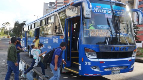 Personas se suben a un bus de transporte urbano de Quito, el 22 de diciembre de 2021.