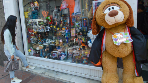 Una mujer ve juguetes en una tienda en Cuenca, el 23 de diciembre de 2021. 