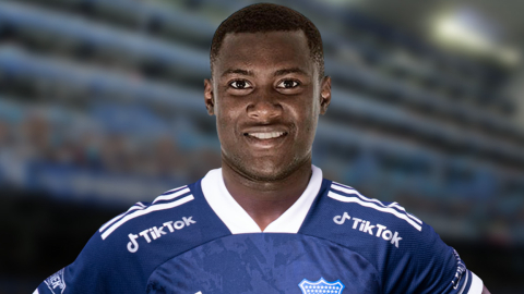 Marcos Caicedo posa con la camiseta de Emelec, con la que jugará dos temporadas desde 2022.