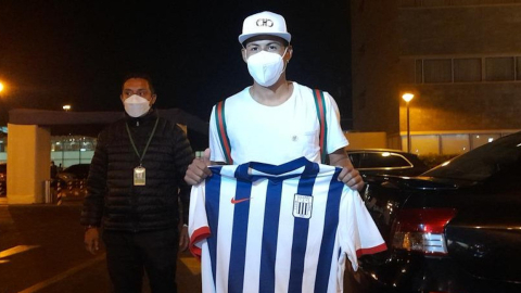 Darlin Leiton sostiene la camiseta de Alianza Lima a su llegada a Perú, el 26 de diciembre de 2021.