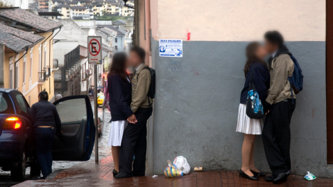 Dos parejas de adolescentes en el Centro Histórico de Quito.