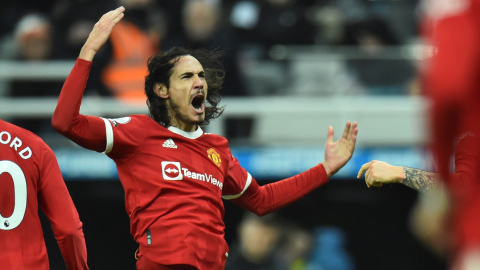 Edinson Cavani celebra el 1-1 del empate en la Premier League entre Newcastle United y Manchester United, el 27 de diciembre de 2021.