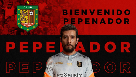 Imagen del actor que interpreta al arquero José Torres en la serie Club de Cuervos con la camiseta del Deportivo Cuenca, en el Día de los inocentes.