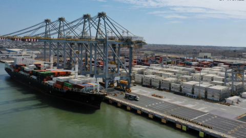 Una embarcación en el Puerto de Aguas Profundas de Posorja, en diciembre de 2021. 