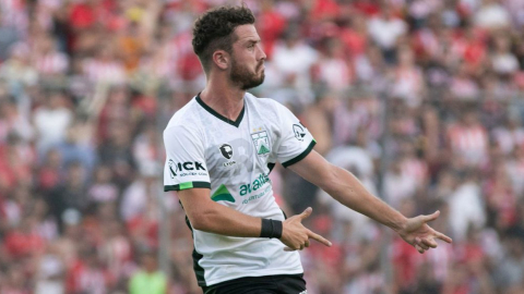 Tomás Molina festeja un gol con Ferrocarril Oeste de Argentina, en un partido por el torneo local en 2021.