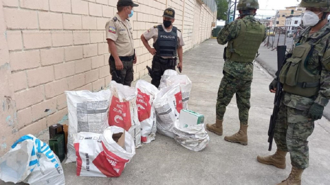 Operativo militar y policial en los exteriores del centro de rehabilitación social de Machala, el 31 de diciembre de 2021. 