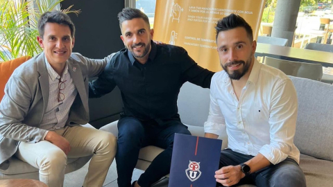 Hernán Galíndez posa con la camiseta de Universidad de Chile en el Complejo Deportivo Azul, el 4 de enero de 2022.