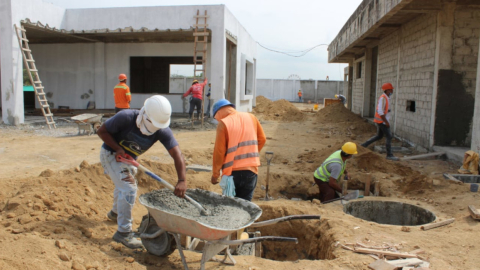 Obreros durante la construcción de la escuela del milenio Samanes (Guayas), el 22 de diciembre de 2021.