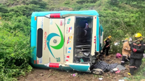 Un bus de la cooperativa Cariamanga sufrió un accidente de tránsito, en la vía Loja-Catamayo, el 4 de enero de 2022.