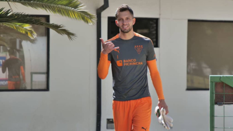 El arquero José Cárdenas, durante un entrenamiento con Liga de Quito, en Pomasqui, en octubre de 2021.