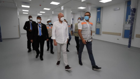 El vicepresidente Alfredo Borrero en el hospital Ortega Moreira de Durán, el 10 de diciembre de 2021.