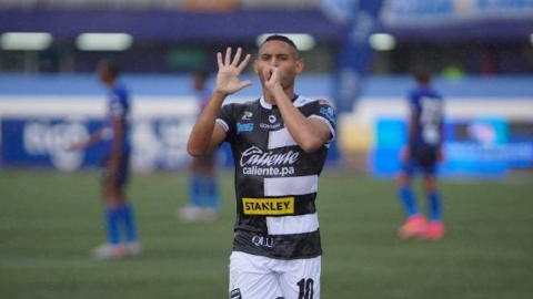 Ismael Díaz festeja un gol con Tauro FC en el campeonato panameño, en 2021.