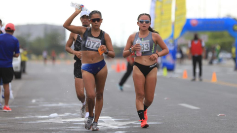 Karla Jaramillo y Glenda Morejón, durante el Campeonato Nacional de Marcha, en Machala, el sábado 8 de enero de 2022. 