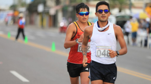 Daniel Pintado (blanco) y Jhonatan Amores, durante el Campeonato Nacional de Marcha, en Machala, el 8 de enero de 2022.